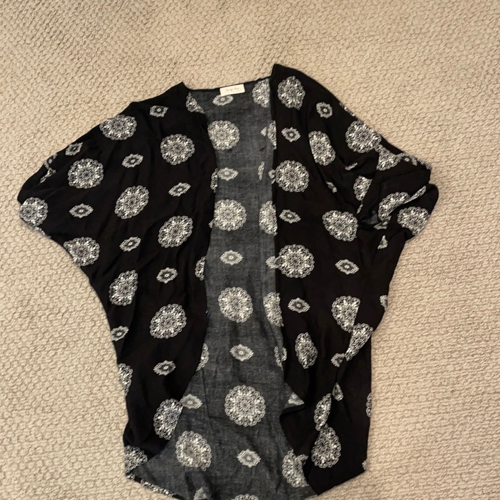 Spring Haze Los Angeles Black with white pattern Kimono. Size M.